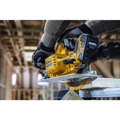 Пила дисковая аккумуляторная DeWALT DCS570P2