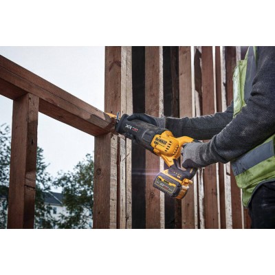 Шабельна акумуляторна пила Dewalt DCS386NT