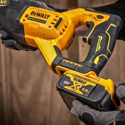 Шабельна акумуляторна пила Dewalt DCS382N