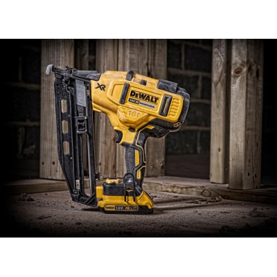 Пистолет гвоздезабивной аккумуляторный бесщёточный DeWALT DCN662NT