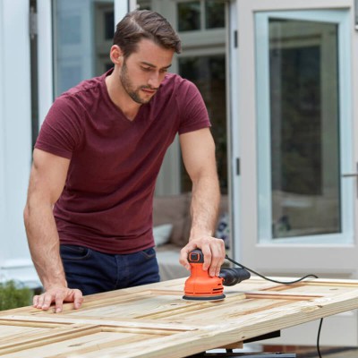 Электрошлифмашинка эксцентриковая Black+Decker BEW210