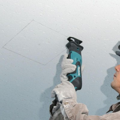 Аккумуляторная сабельная пила Makita JR 100 DWE