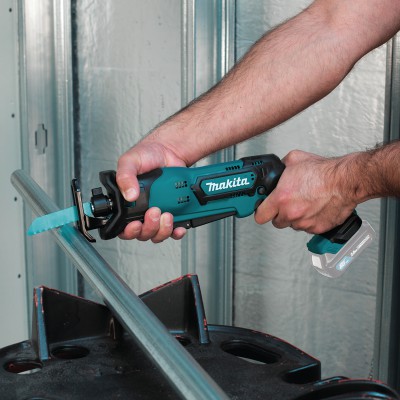 Аккумуляторная сабельная пила Makita JR 103 DWYE