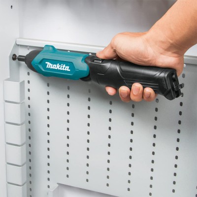 Аккумуляторная отвертка Makita DF 001 DW