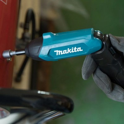 Аккумуляторная отвертка Makita DF 001 DW