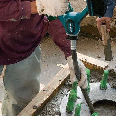 Аккумуляторный уплотнитель бетона Makita BVR 450 RFE