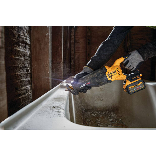 Шабельна акумуляторна пила Dewalt DCS386NT
