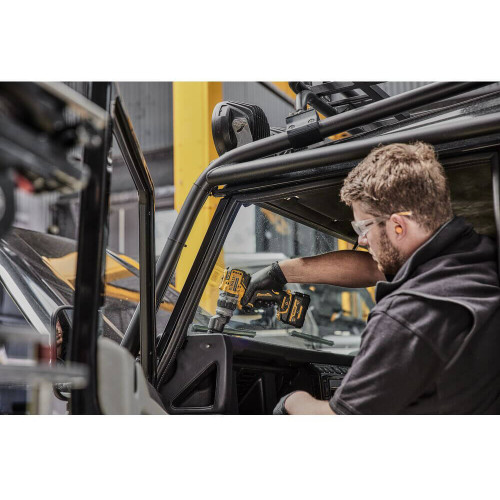 Акумуляторний дриль шуруповерт безщітковий зі змінними насадками Dewalt DCD703NT