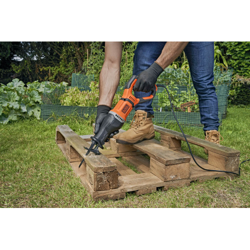 Шабельна пила мережева Black+Decker BES301K