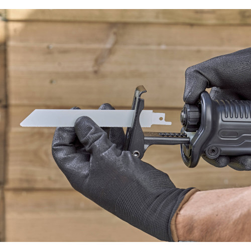 Шабельна пила мережева Black+Decker BES301K