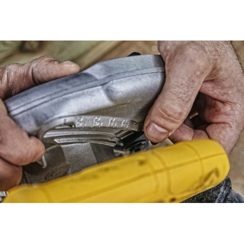 Ручна електро циркулярка Dewalt DWE560