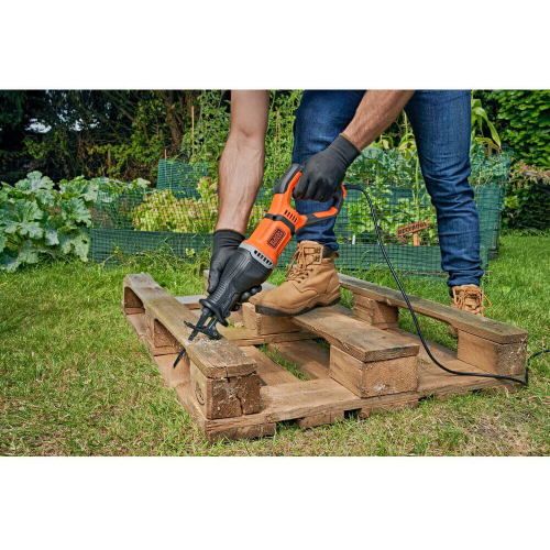 Электро сабельная пила Black+Decker BES301