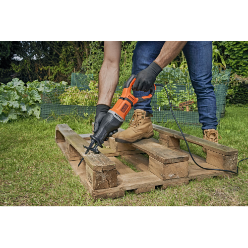 Шабельна пила мережева Black+Decker BES301K