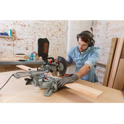 Пила торцювальна мережева Black+Decker BES700