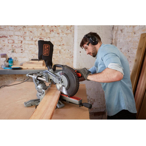 Пила торцювальна мережева Black+Decker BES700