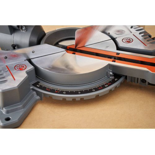 Торцювальна пила мережева Black+Decker BES701