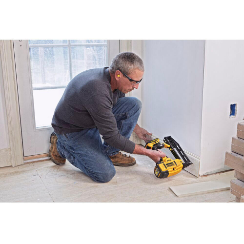 Пістолет для цвяхів акумуляторний безщітковий Dewalt DCN662D2