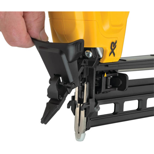 Пістолет для цвяхів акумуляторний безщітковий Dewalt DCN662N