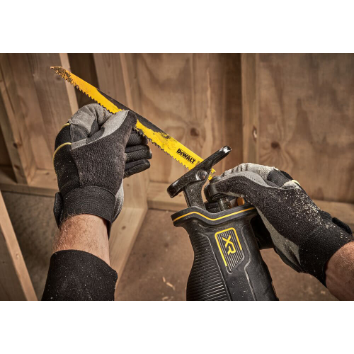 Шабельна акумуляторна пила Dewalt DCS382N