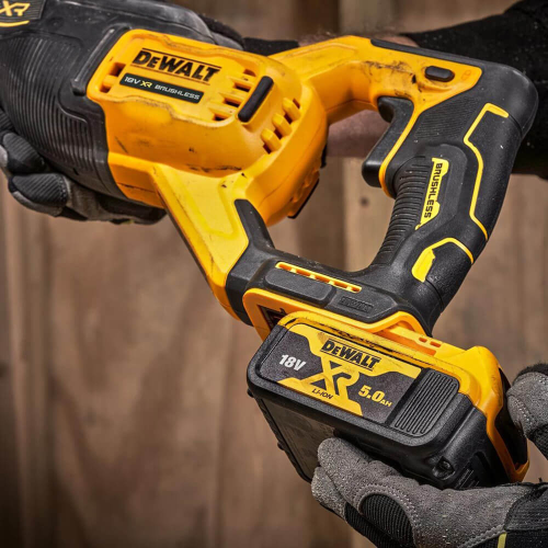 Шабельна акумуляторна пила Dewalt DCS382N