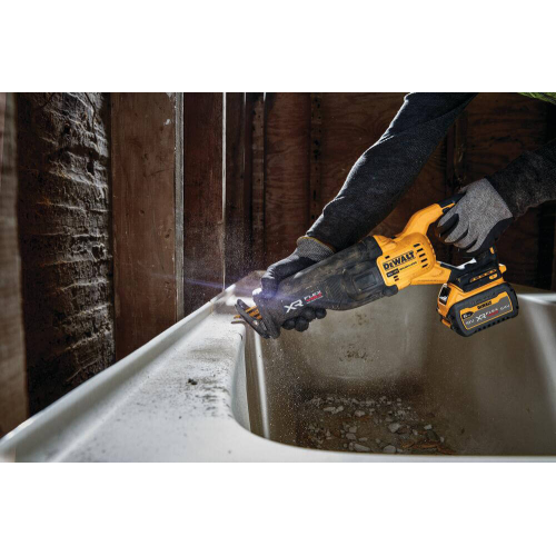 Сабельная пила аккумуляторная Dewalt DCS386NT