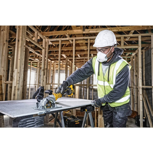 Дисковая аккумуляторная пила бесщёточная Dewalt DCS571P2