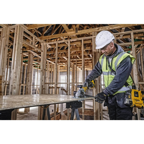 Дисковая аккумуляторная пила бесщёточная Dewalt DCS571P2