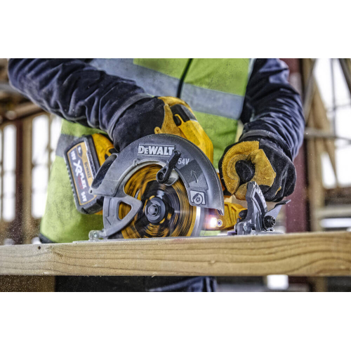 Дисковая пила на аккумуляторе Dewalt DCS578NT