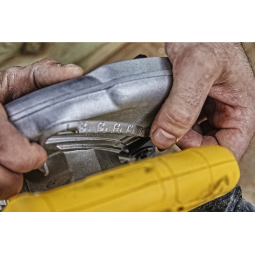 Ручна електро циркулярка Dewalt DWE560