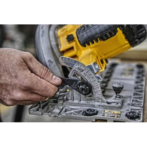 Циркулярная дисковая пила сетевая Dewalt DWE576K