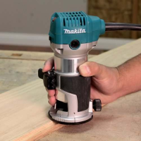 Фрезер ручний мережевий RT0700C Makita