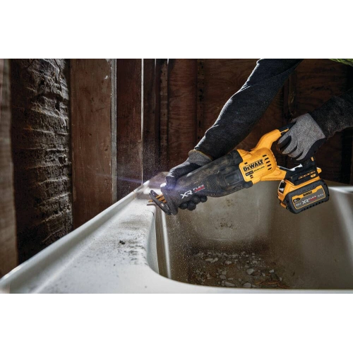 Шабельна акумуляторна пила Dewalt DCS386NT