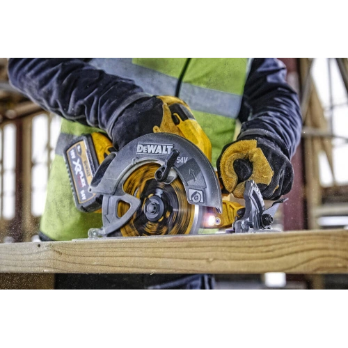 Дисковая пила на аккумуляторе Dewalt DCS578NT