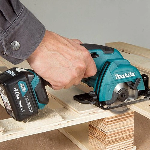 Аккумуляторная дисковая пила Makita HS 301 DWAE